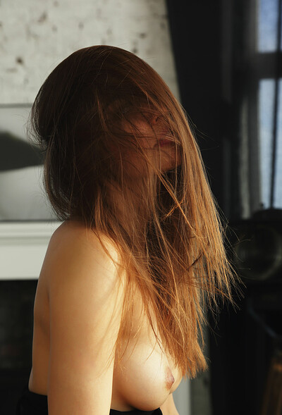 Alise Moreno loves to show her slender body on the camera